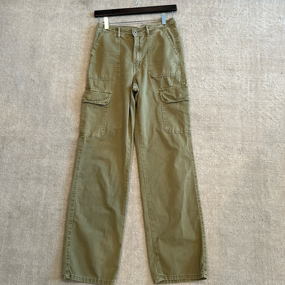 Zara cargo pants in khaki/olive color, size 2. Worn maybe 3 times ever!